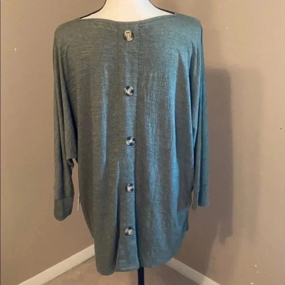 🌹Super cute plus size top🌹
BIN #5 - Picture 5 of 7